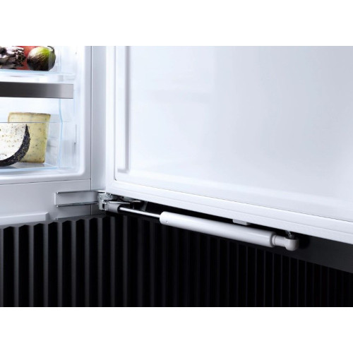 Встраиваемая морозильная камера Miele FNS 7770 E